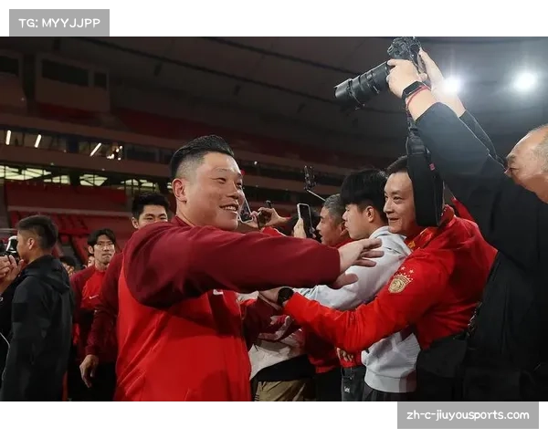 球迷怒喊:张敏下课!蔡慧康滚出球队! 球迷怒喊:张敏下课!蔡慧康滚出球队!
